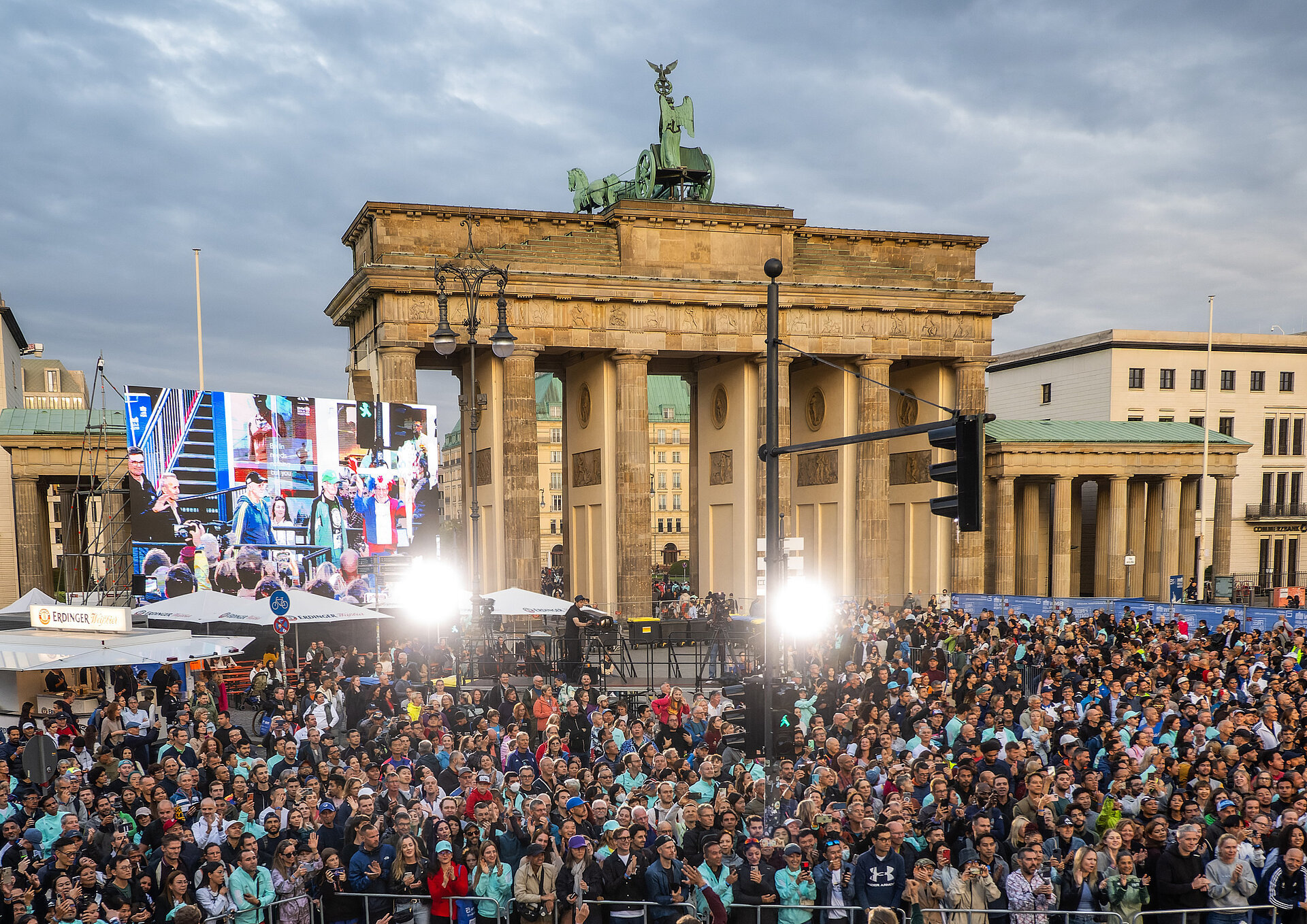 BMW BERLIN-MARATHON: Grand Opening Ceremony at the Brandenburg Gate © SCC EVENTS / Tilo Wiedensohler