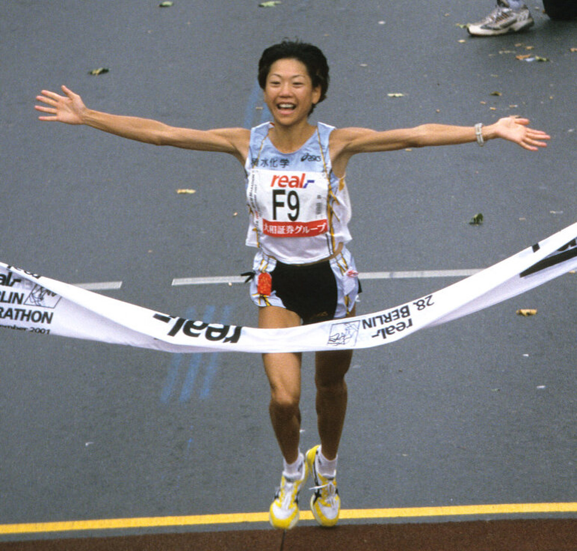 BMW BERLIN-MARATHON: Naoko Takahashi beim Zieleinlauf © SCC EVENTS