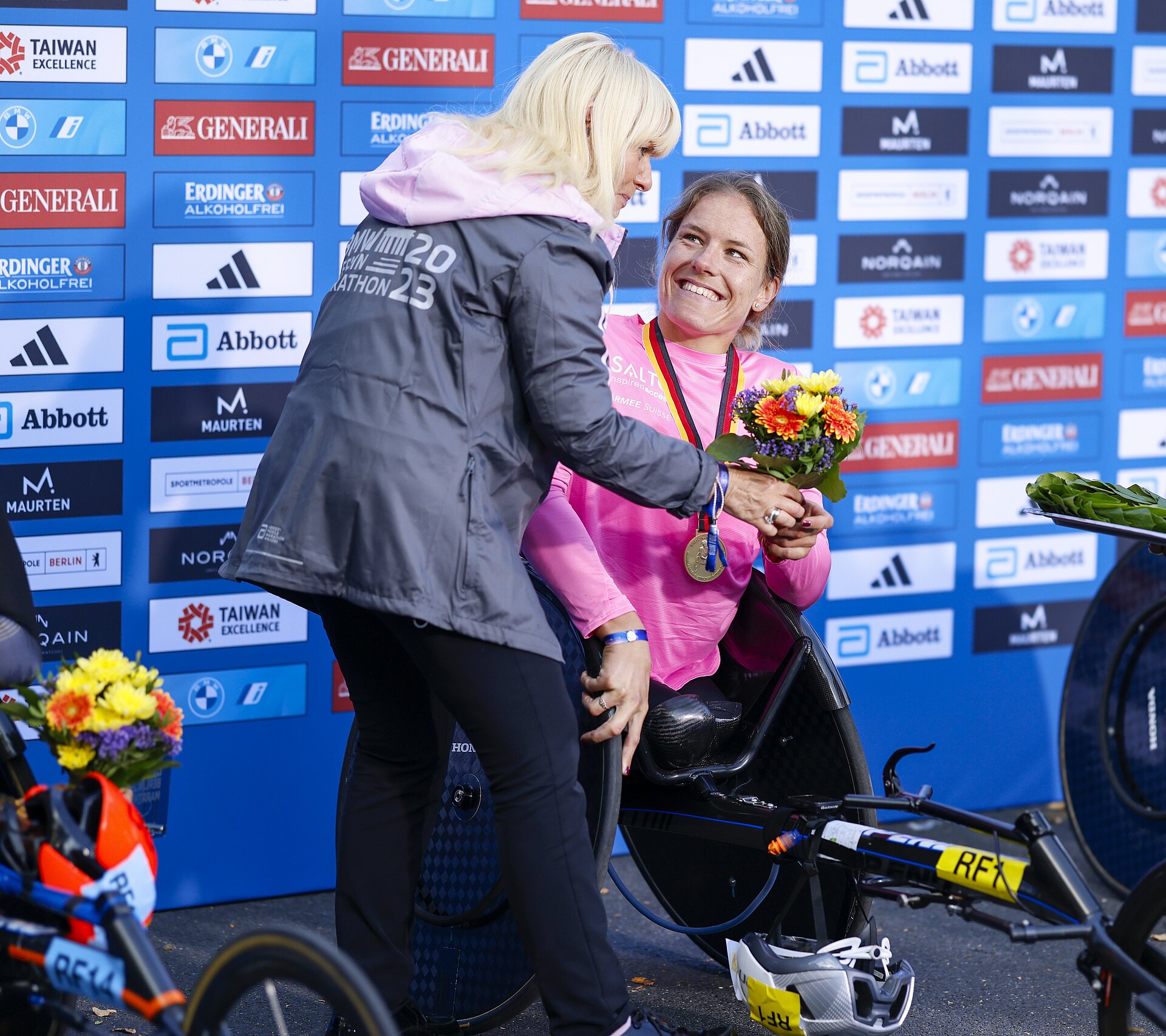 BMW BERLIN-MARATHON 2023: Rennrollstuhl-Athletin Catherine Debrunner bei der Siegerehrung © SCC EVENTS / Jean-Marc Wiesner 