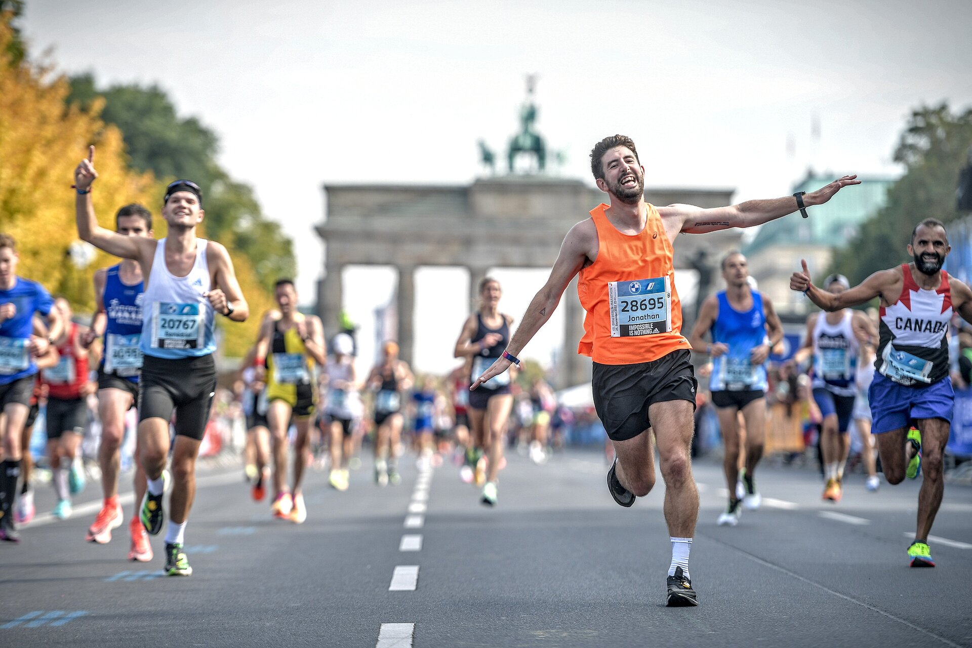 BMW BERLIN-MARATHON: Runners at the finish - running through the Brandenburg Gate © SCC EVENTS