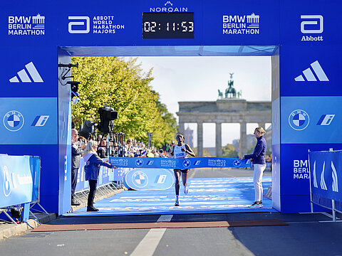 BMW BERLIN-MARATHON 2023: Zieleinlauf von Tigst Assefa © SCC EVENTS / Jean-Marc Wiesner