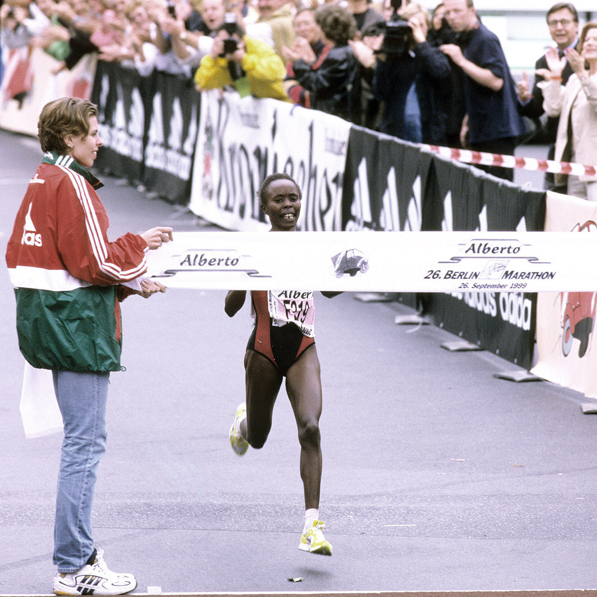 BMW BERLIN-MARATHON 1999: Siegerin Tegla Loroupe beim Durchlaufen des Zielbands © SCC EVENTS