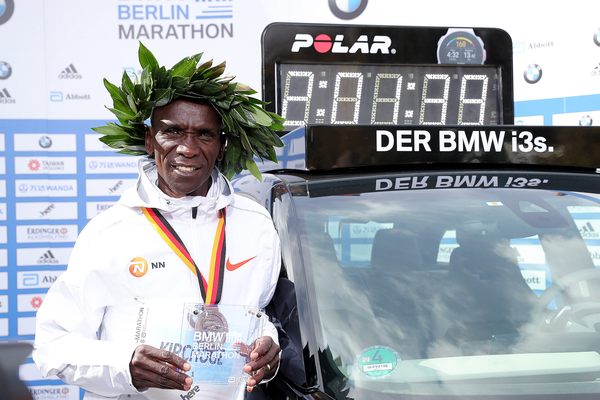 BMW BERLIN-MARATHON 2018: Neue Weltrekordzeit durch Sieger Eliud Kipchoge, der stolz seine Trophäe zeigt © SCC EVENTS