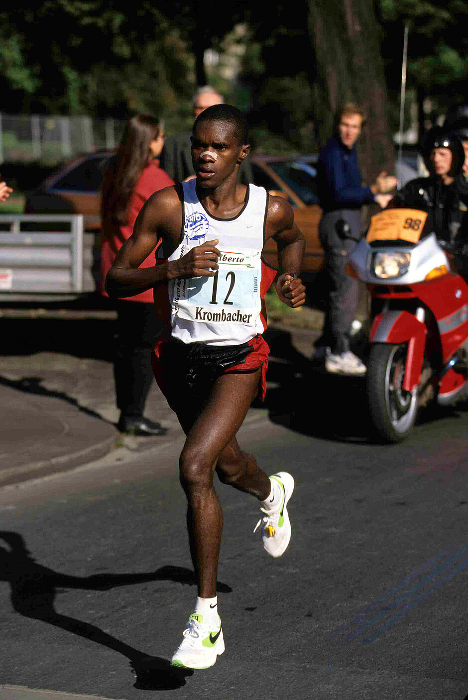 BMW BERLIN-MARATHON 1998: Ronaldo da Costa from Brazil runs world record © SCC EVENTS