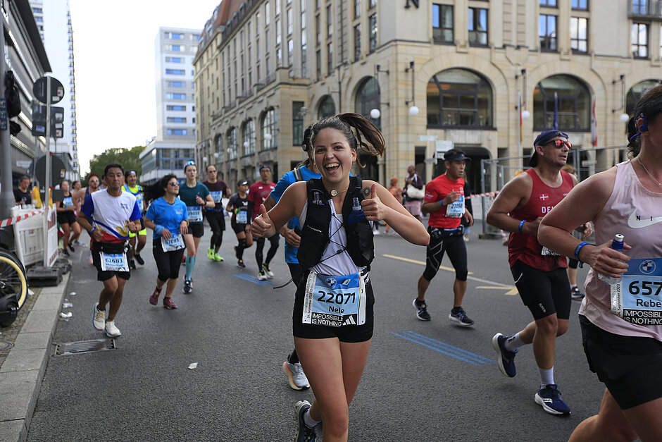 BMW BERLIN-MARATHON: Viele Läufer:innen nutzten Nachfüllbare-Trinkrucksäcke © SCC EVENTS