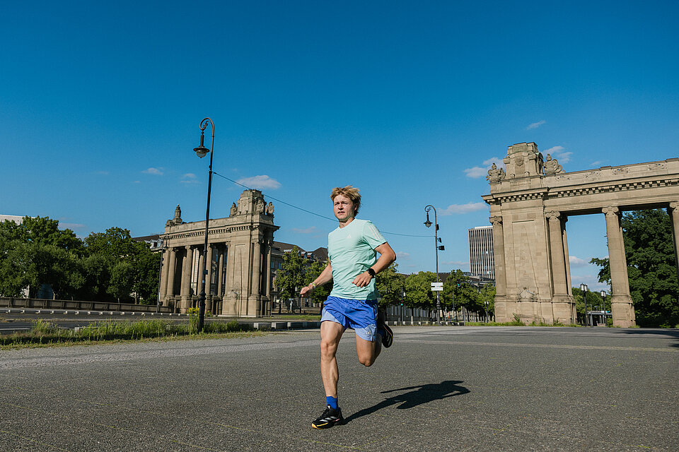 JOURNEY OF JOY BMW BERLIN-MARATHON: Tom am Charlottenburger Tor auf der Originalstrecke @ SCC EVENTS / Robin Wemmer