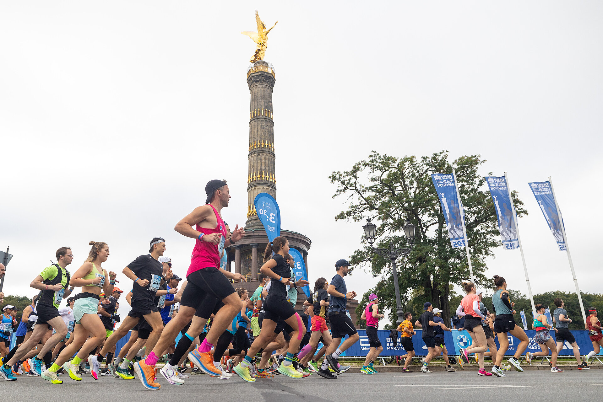 Runners in front of the Victory Column © SCC Events