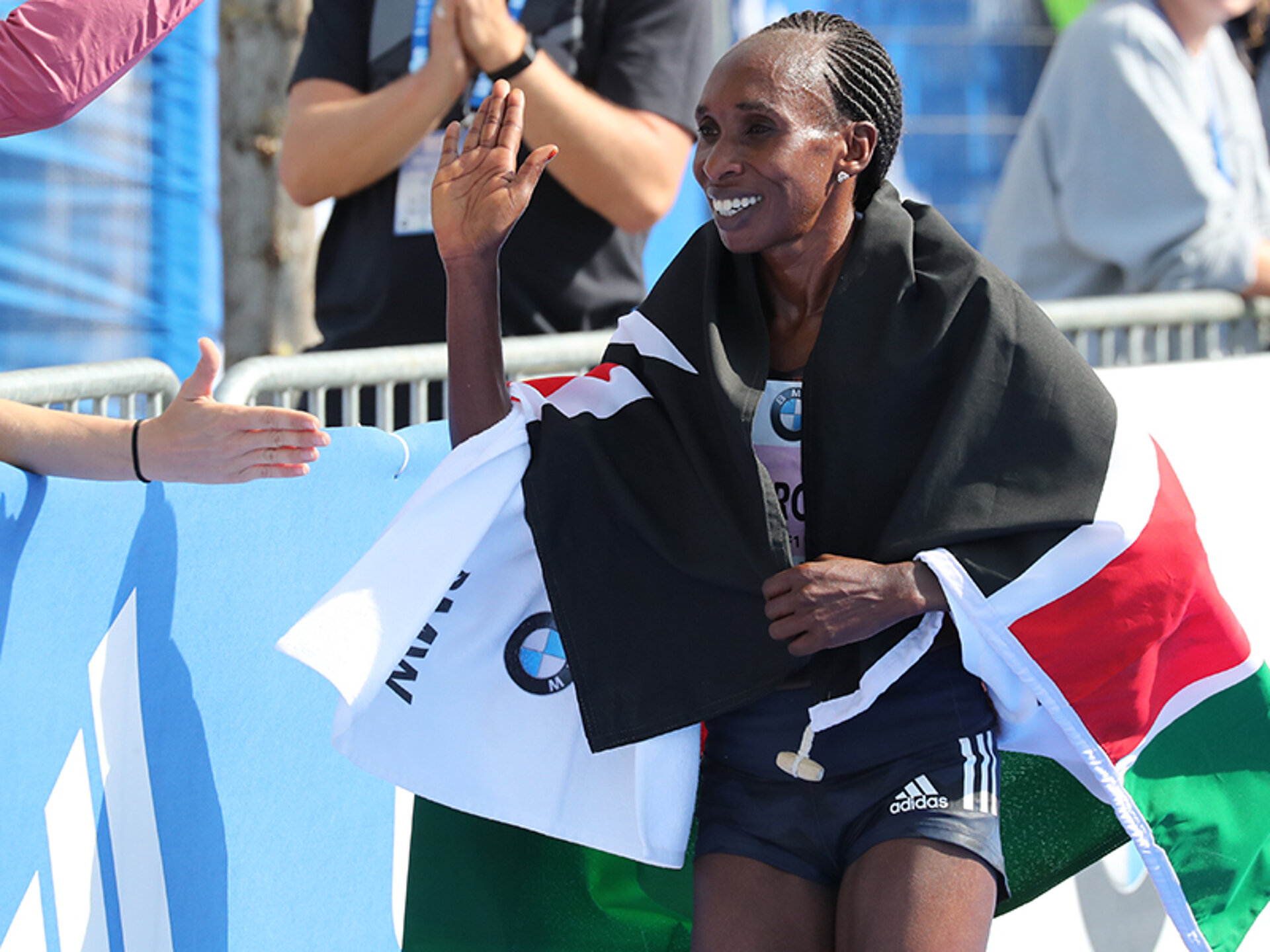 BMW BERLIN-MARATHON 2019: Läuferin Gladys Cherono mit der kenianischen Flagge © SCC EVENTS