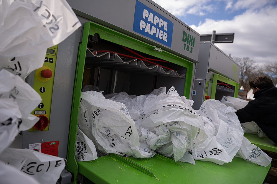 BMW BERLIN-MARATHON: Thermal foils are pressed into bales © SCC EVENTS 