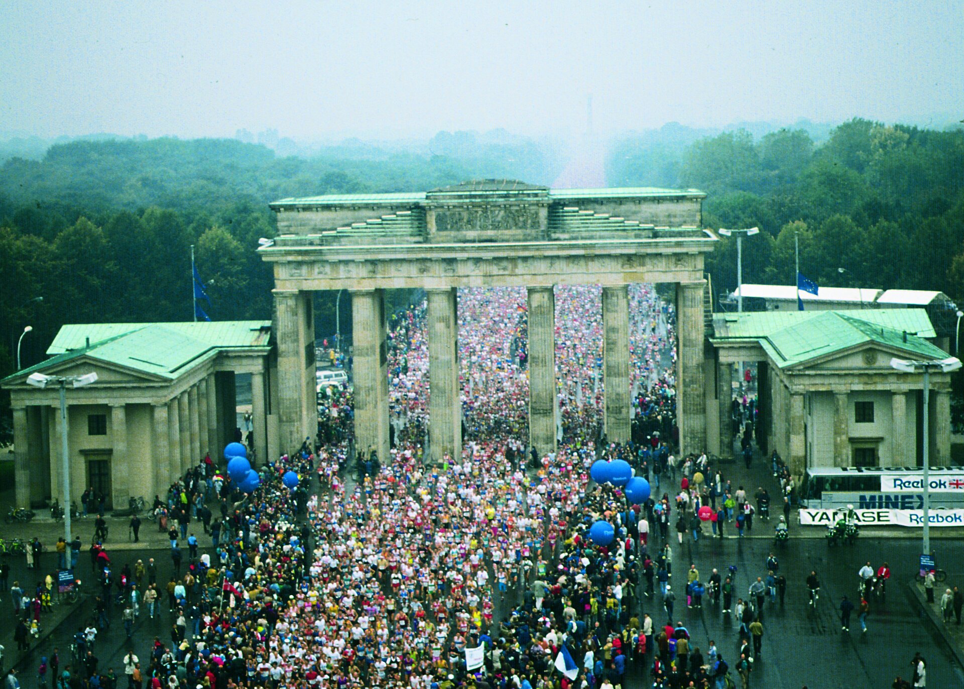 BMW BERLIN-MARATHON: 1990 der erste Lauf durch das offene Brandenburger Tor © SCC EVENTS