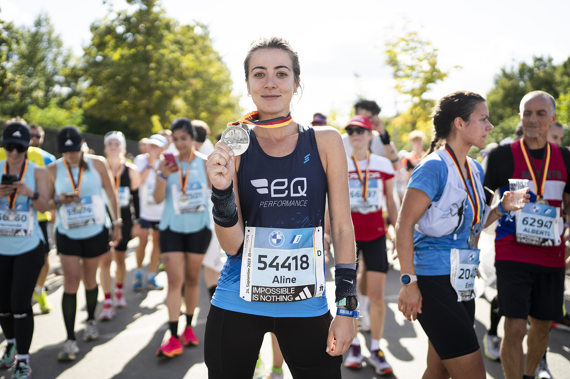 Geschafft! Die verdiente Medaille in der Hand beim BMW BERLIN-MARATHON 2023 © SCC EVENTS / Sebastian Wells