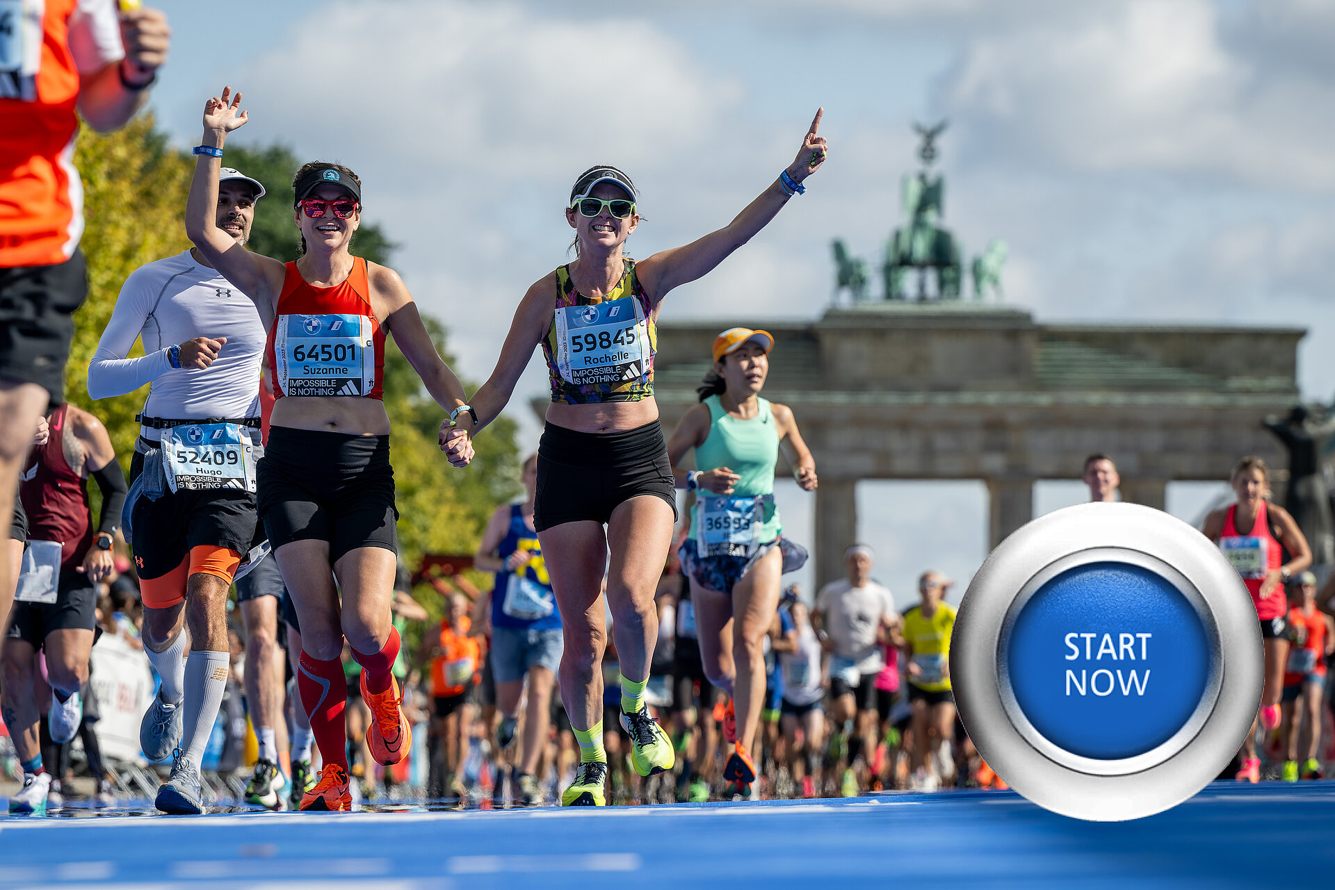 BERLIN-MARATHON Verlosung: Zwei Frauen laufen Hand in Hand dem Ziel entgegen © SCC EVENTS / camera4