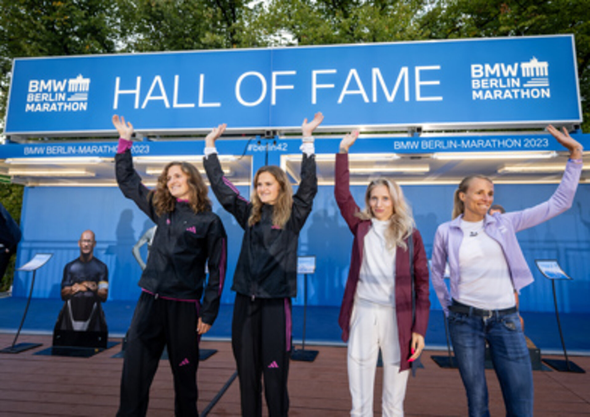 BMW BERLIN-MARATHON: Photo spot including Wall of Fame with the names of all participants © SCC EVENTS / Tilo Wiedensohler