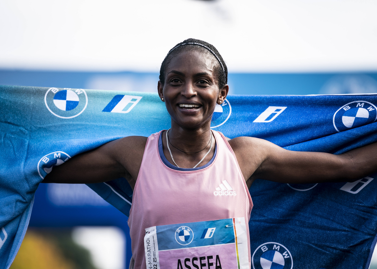 Tigst Assefa breaks all records at the BMW BERLIN-MARATHON 2023 © SCC EVENTS / Tilo Wiedensohler