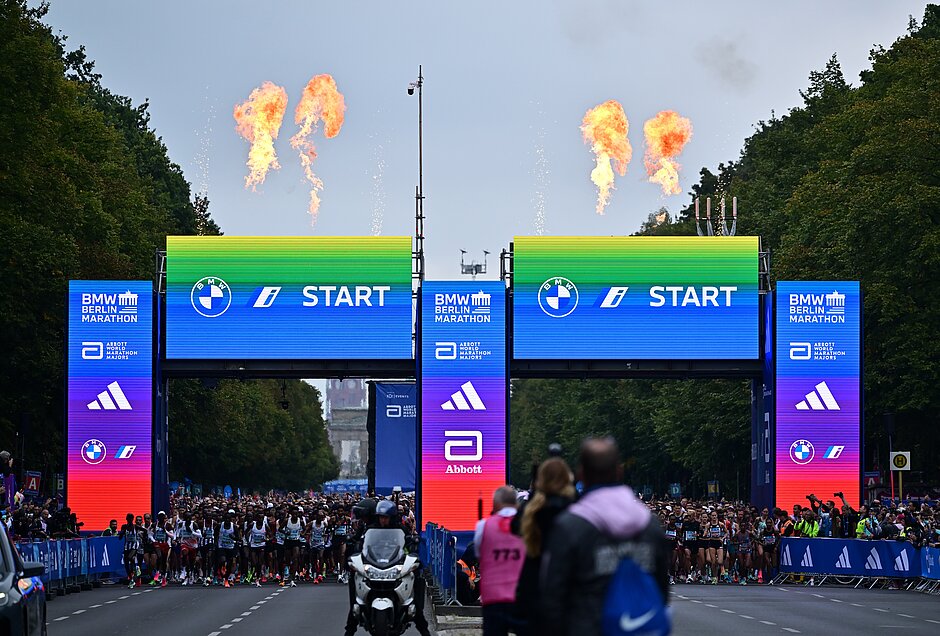 BMW BERLIN-MARATHON: Massenstart inklusive Feuerwerk © SCC EVENTS / Petko Beier