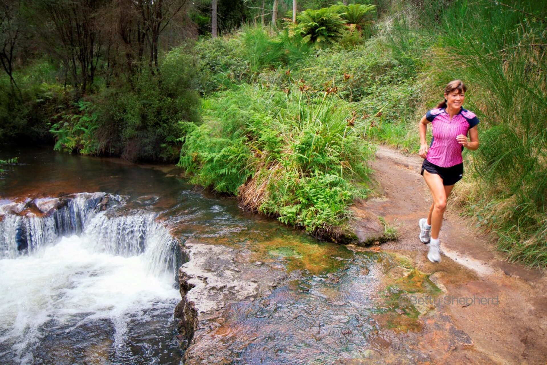 Uta Pippig runs next to a body of water © Uta Pippig