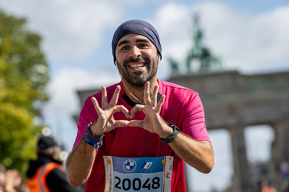 Man forms a heart with his hands © SCC EVENTS / Tilo Wiedensohler