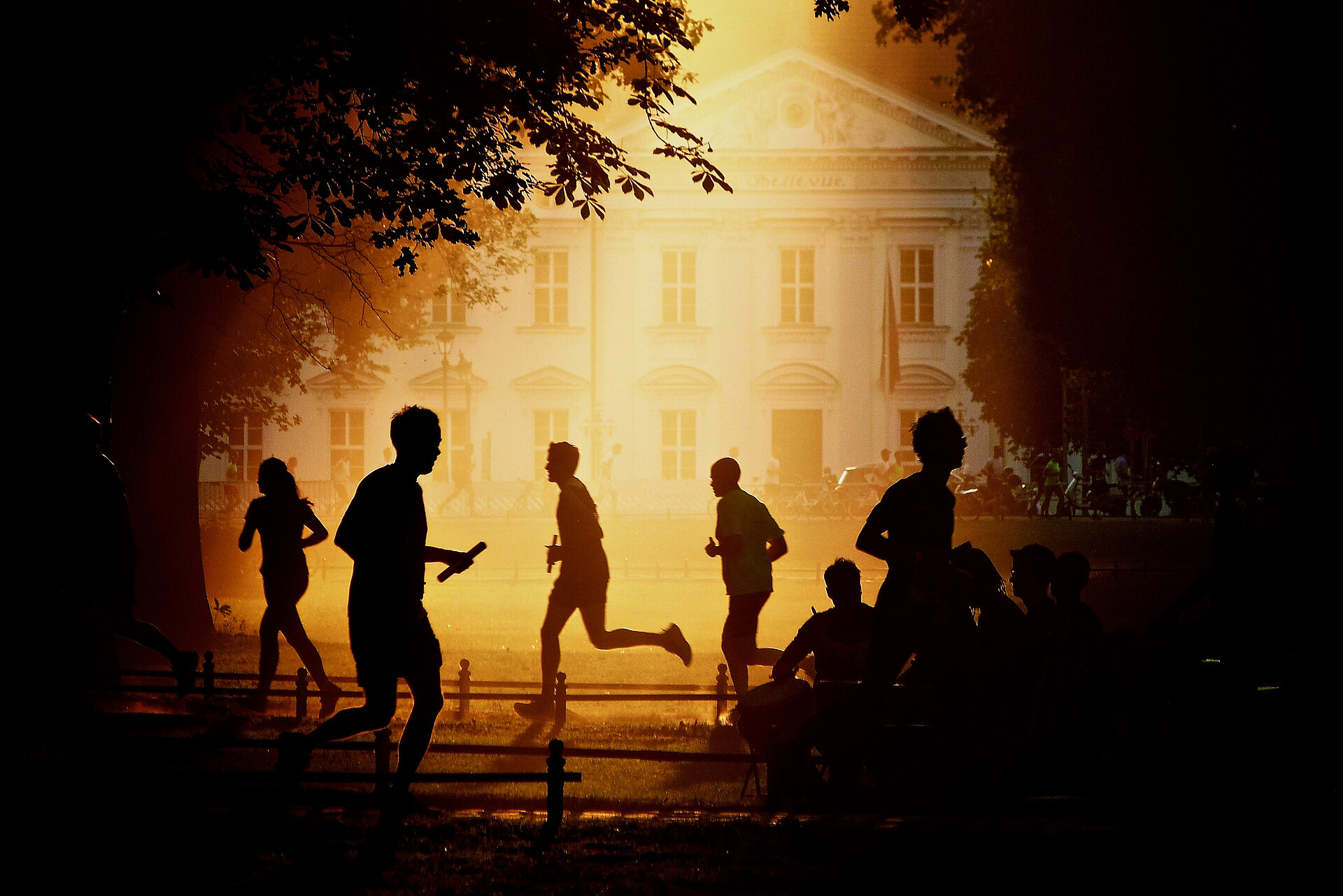 BMW BERLIN-MARATHON: Runners in front of Bellevue Palace © SCC Events 