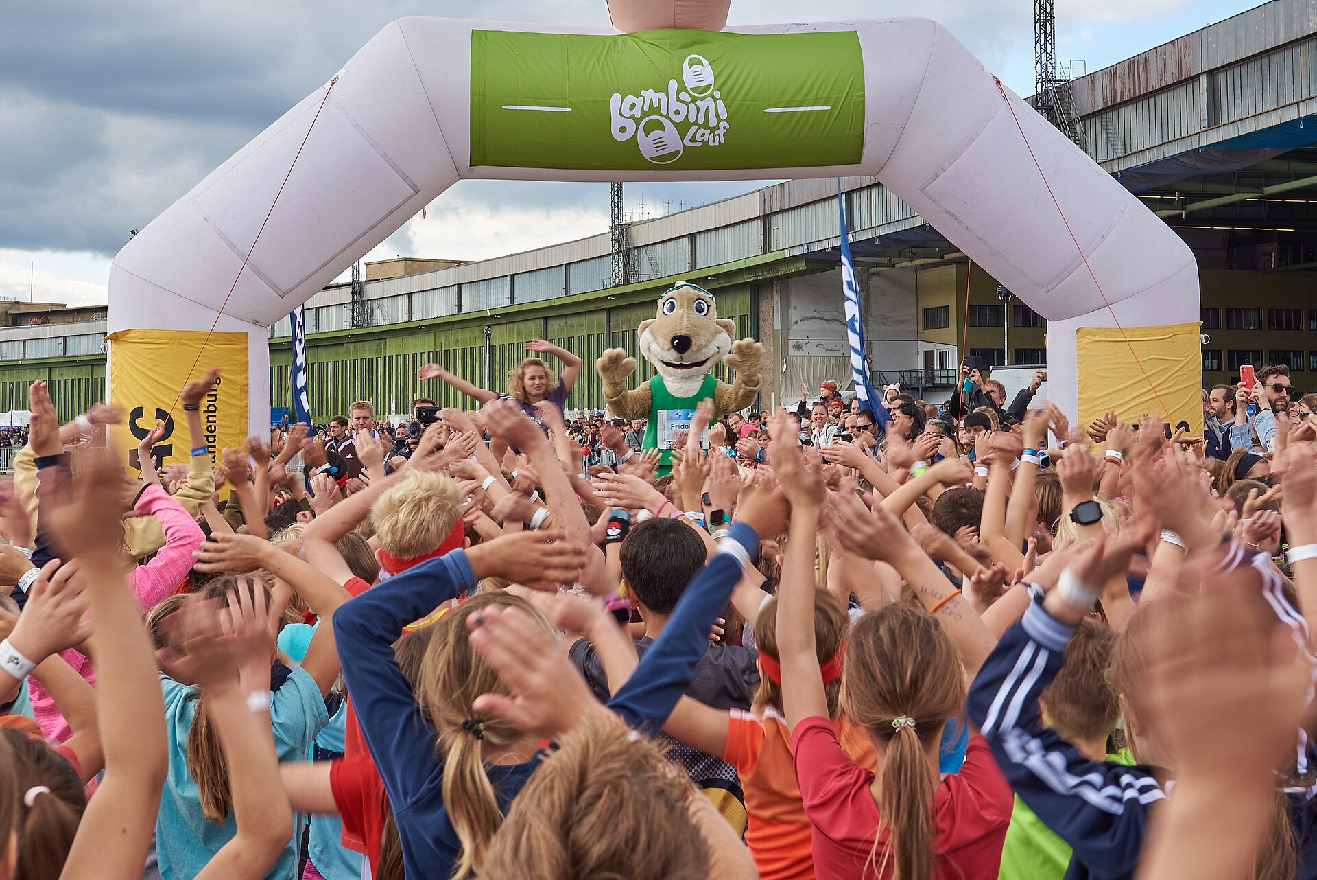 BMW BERLIN-MARATHON: Children enjoy the Bambini runs © SCC EVENTS / Steffen Hartz