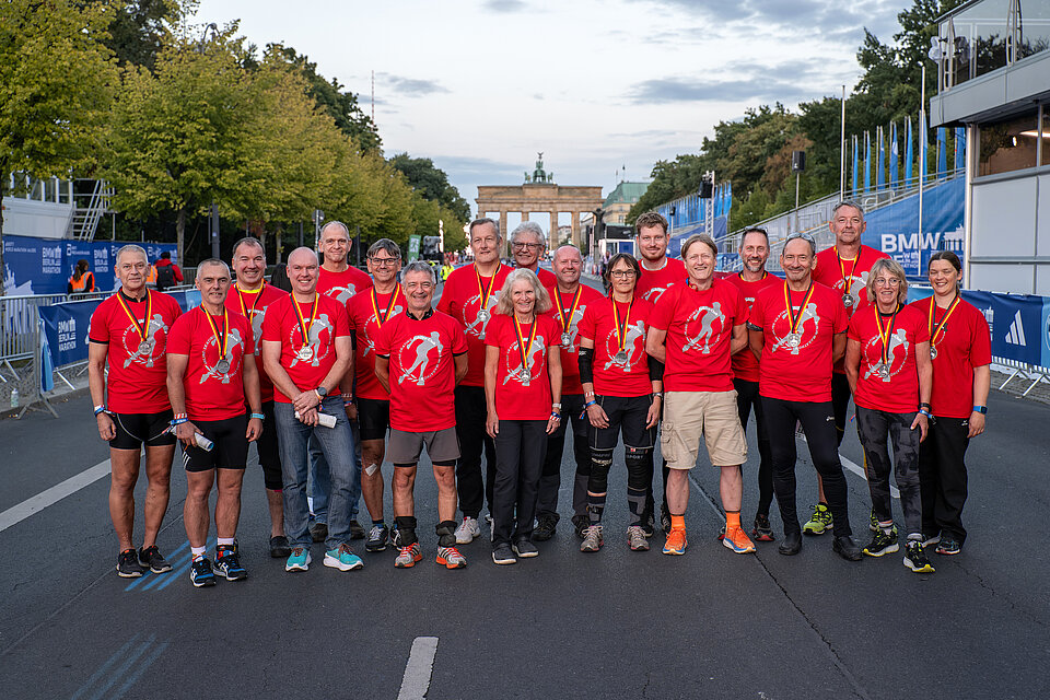 BMW BERLIN-MARATHON 2023: Group photo of the Jubilee Club skaters © Leichtathletik Berlin