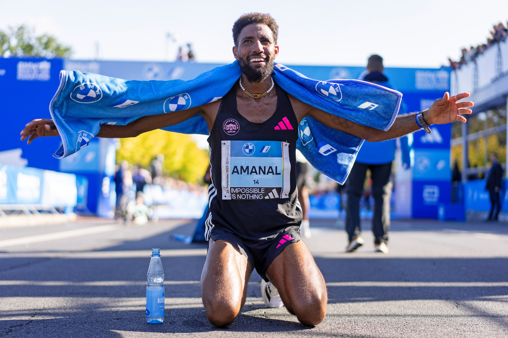 Runner Amanal happy at the finish © SCC EVENTS / Sebastian Wells 