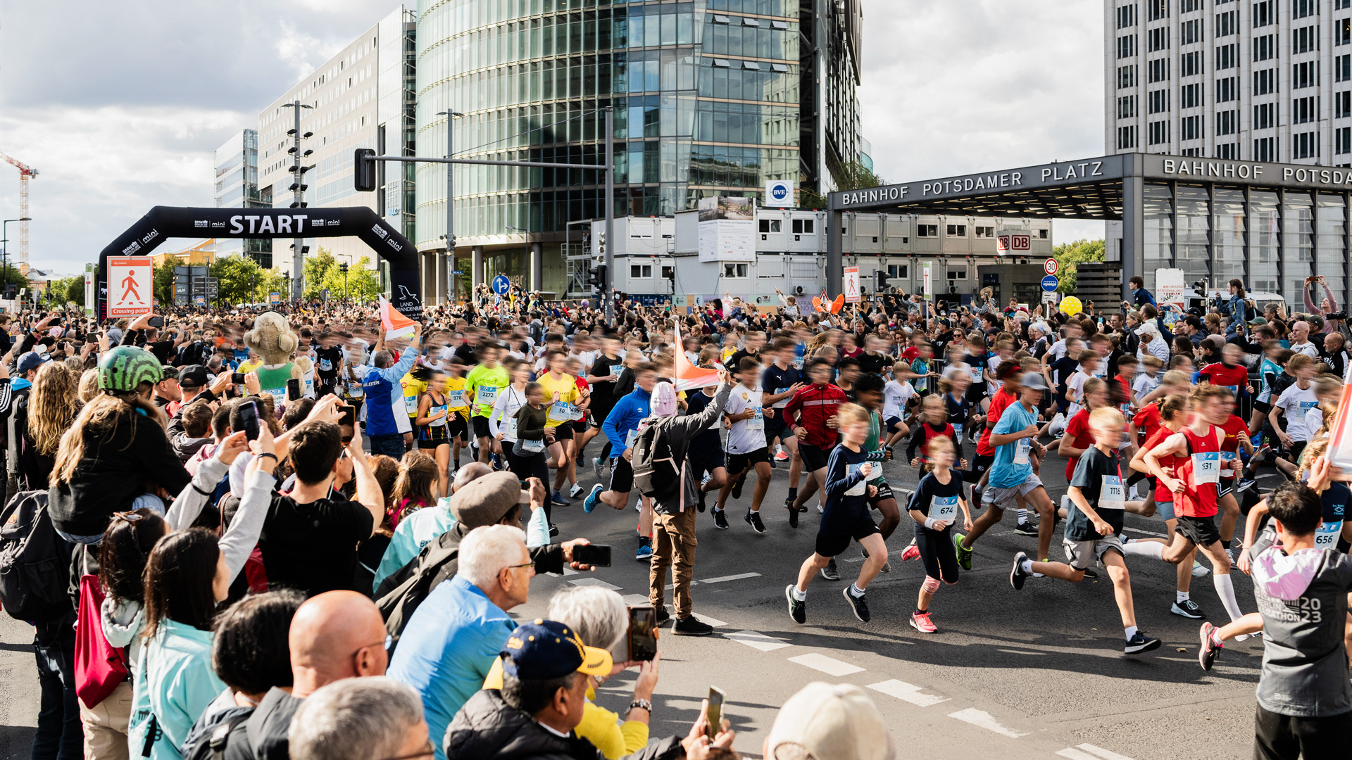 Mini Marathon Berlin: Children and teenagers start at Potsdamer Platz and are cheered on by the spectators © SCC EVENTS / Sebastian Wells