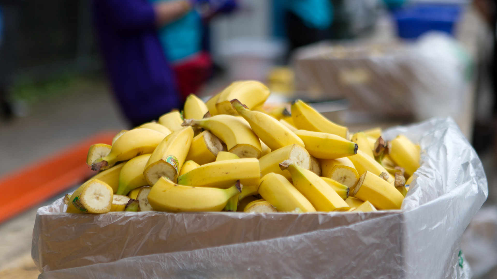 BMW BERLIN-MARATHON: Supplies during running training - bananas © SCC EVENTS / Emanuel Schembri