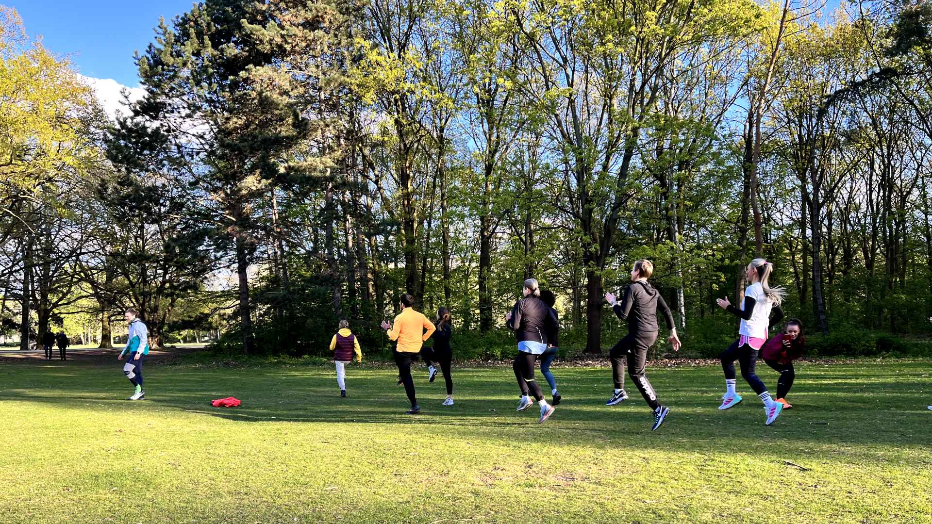 BMW BERLIN-MARATHON: Eine Gruppe beim Training in der freien Natur © SCC EVENTS