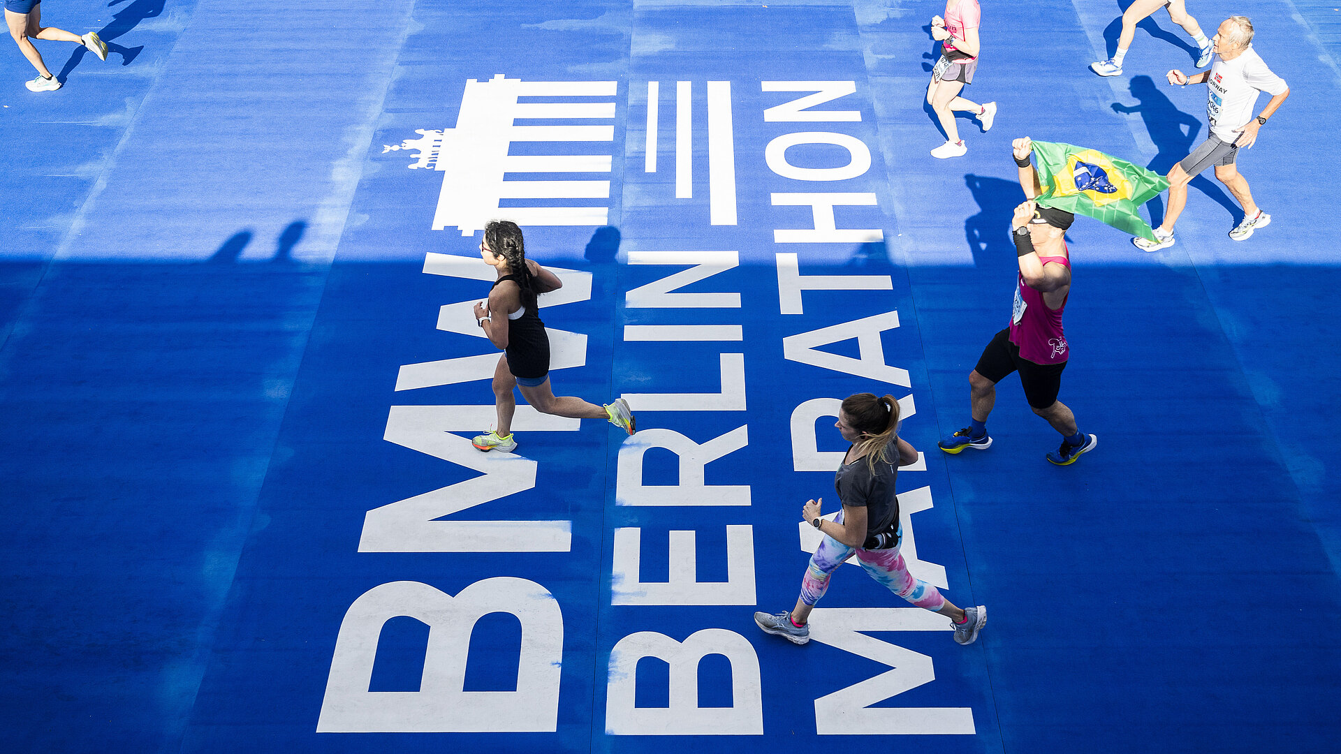 BERLIN-MARATHON Verlosung: Teilnehmende beim Überqueren der Zielmarkierung © SCC EVENTS / Sebastian Wells